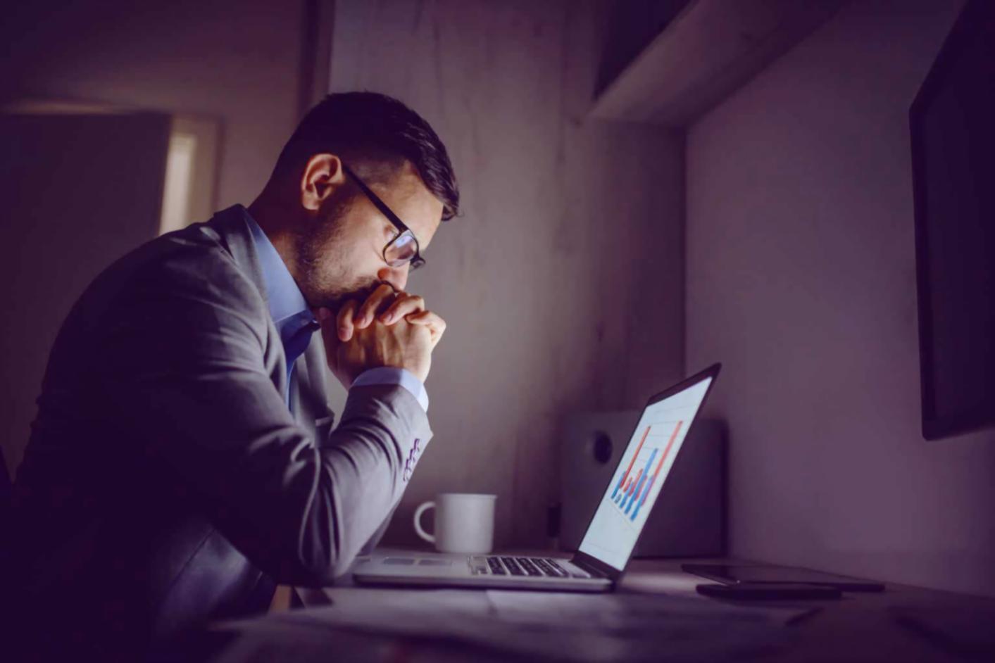 Profesionales analizando indicadores de estabilidad financiera en gráficos y documentos